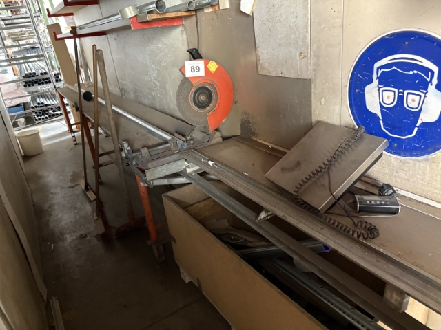Trennmaschine Makita mit Zu- und Abführung